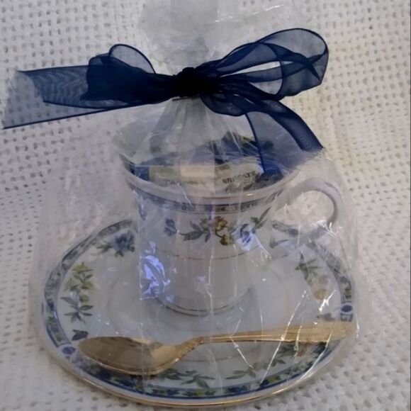1 Truly Tasteful Tea Cup Sets Wrapped As A Gift - NWT - Picture 2 of 10